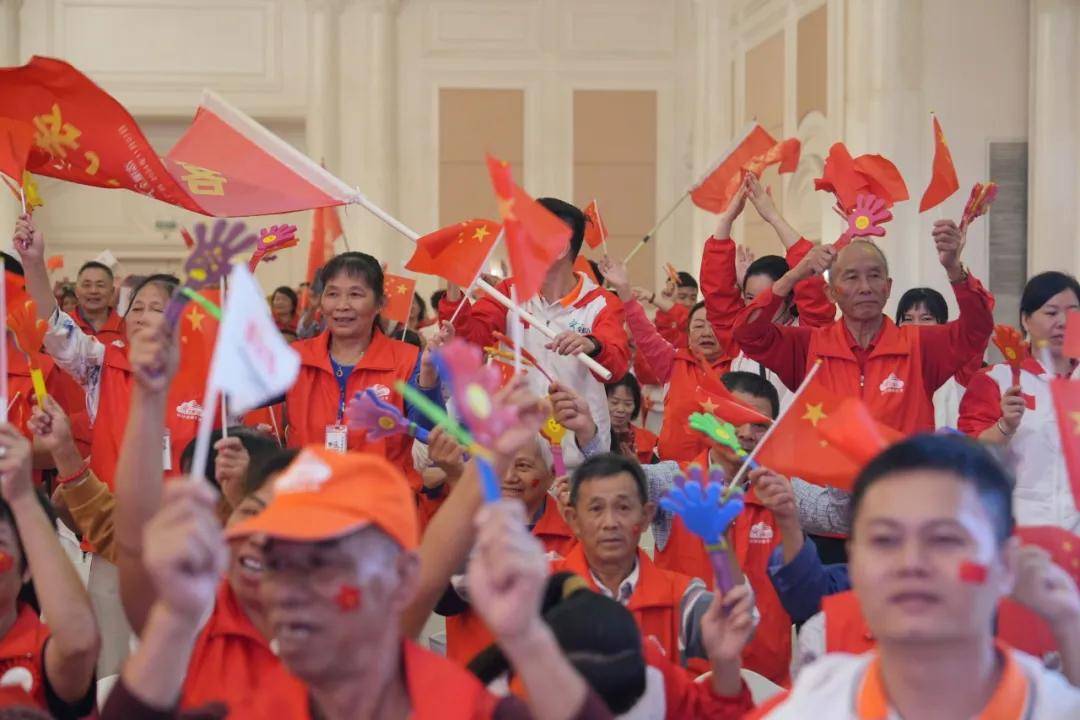 足球盛事观众热情高涨，现场气氛热烈的简单介绍
