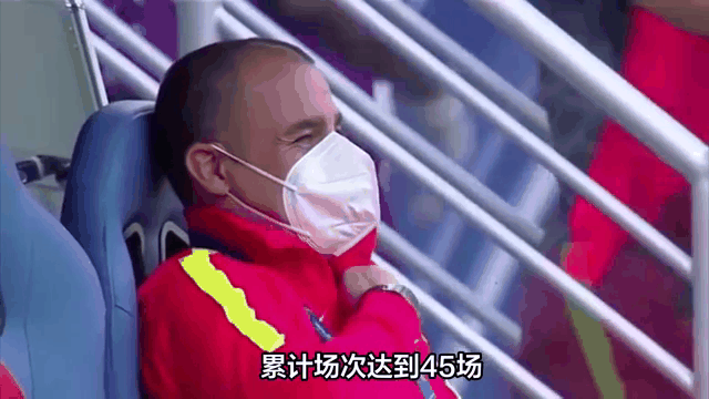 包含鹿岛鹿角球迷现场助威，球队士气高涨的词条