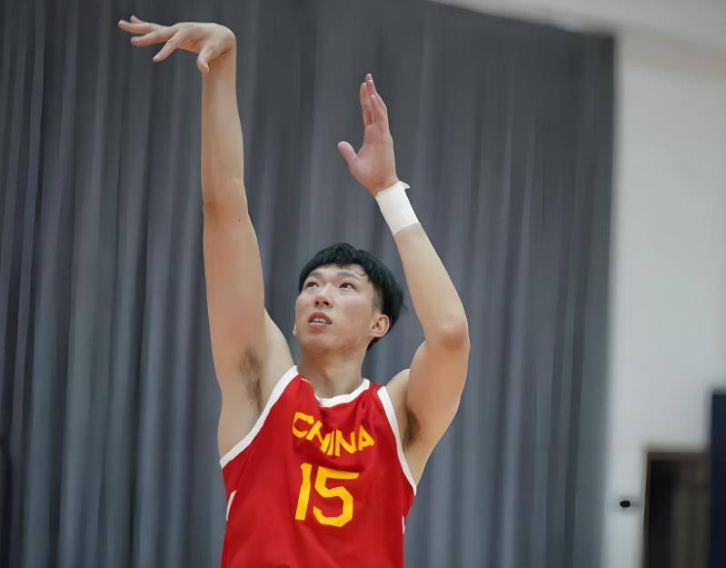 包含中国男篮官方：球队已启程前往西班牙开启欧洲拉练的词条